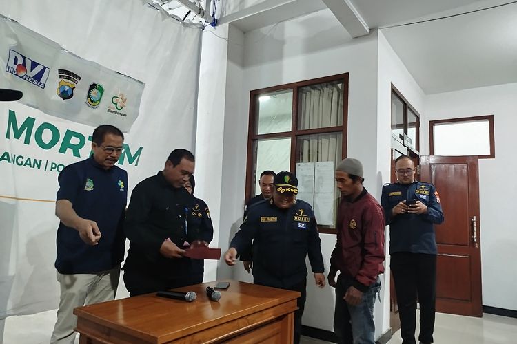 Keluarga Edi Purwanto, korban KMP Tunu Pratama Jaya saat serah terima surat kematian di RSUD Blambangan. 