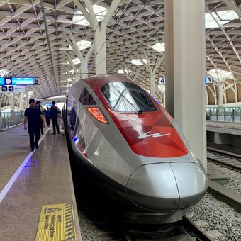 Kereta cepat Jakarta-Bandung Whoosh di Stasiun Halim, Jakarta Timur.