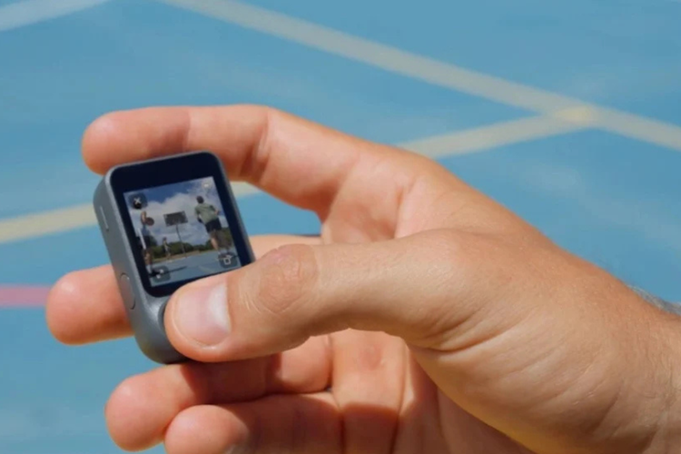 Modul layar pada DJI Osmo Mobile 8P dapat dilepas dan digunakan sebagai remote control nirkabel untuk pengambilan gambar jarak jauh.