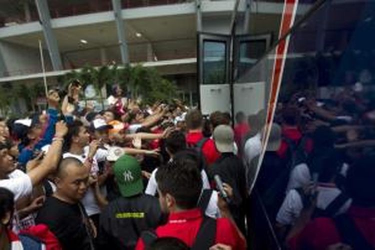 Para penggemar Arsenal ketika mendatangi Stadion Utama Gelora Bung Karno untuk menyaksikan Arsenal Berlatih, Sabtu (13/7/2013). Mereka langsung menyerbu bus yang membawa para pemain The Gunners. Minggu (14/7/2013) malam, pukul 20.00 WIB, Arsenal akan bertanding melawan Indonesia Dream Team.