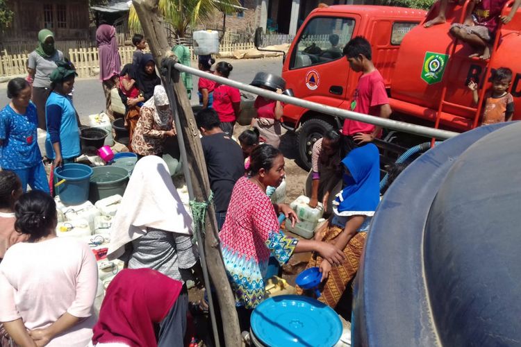 Akibat kemarau panjang, warga Bima harus rela mengantre dan berebutan air bersih yang disuplai BPBD setempat