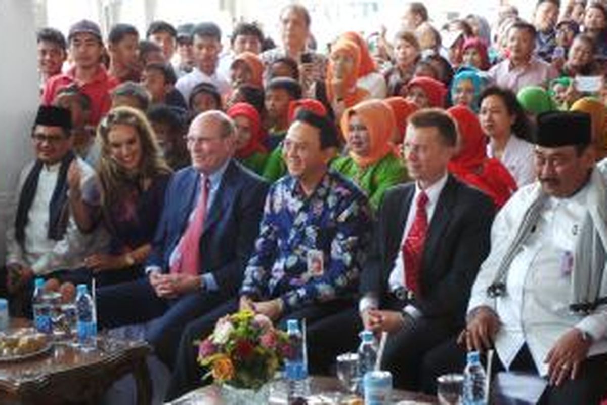 Gubernur DKI Jakarta Basuki Tjahaja Purnama (tengah) bersama Kepala Dinas Kesehatan DKI Koesmedi dan Wali Kota Jakarta Barat Anas Effendi, saat menghadiri peluncuran 