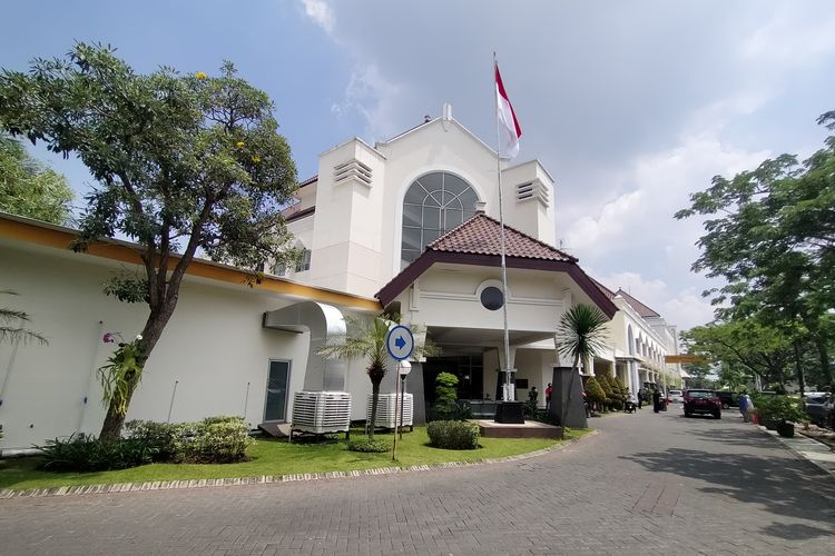 Pemkot Surabaya juga merencanakan pembangunan dua rumah sakit tambahan pada 2025, masing-masing di kawasan Surabaya Selatan dan Surabaya Utara.
