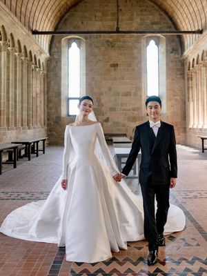 Ming Xi tampil memukau dengan tiga gaun couture dari Dior, Chanel, dan Givenchy yang mewarnai perayaan pernikahannya di Perancis.