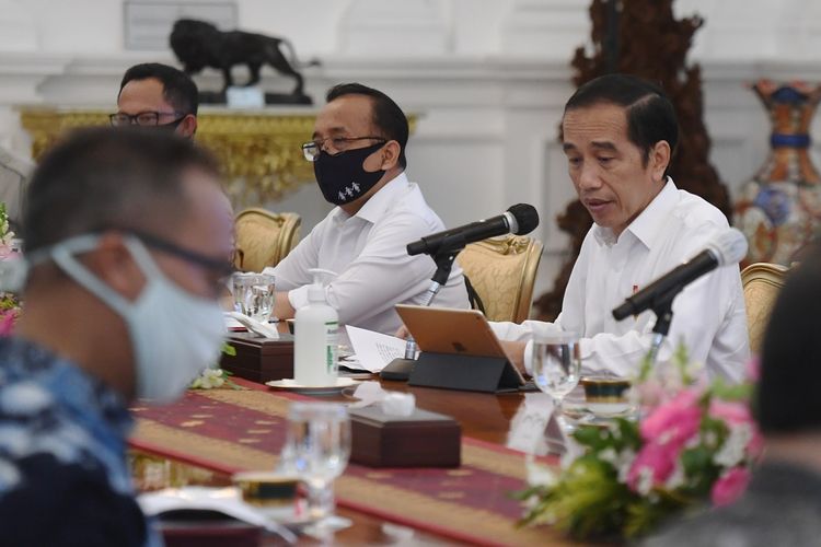 Presiden Joko Widodo (kanan) meminpin rapat kabinet terbatas (ratas) di Istana Merdeka, Jakarta, Senin (6/7/2020). Ratas tersebut membahas kelanjutan kerja sama penurunan emisi gas rumah kaca antara Indonesia dan Norwegia dan kebijakan instrumen nilai ekonomi karbon. ANTARA FOTO/Hafidz Mubarak A/Pool/wsj.