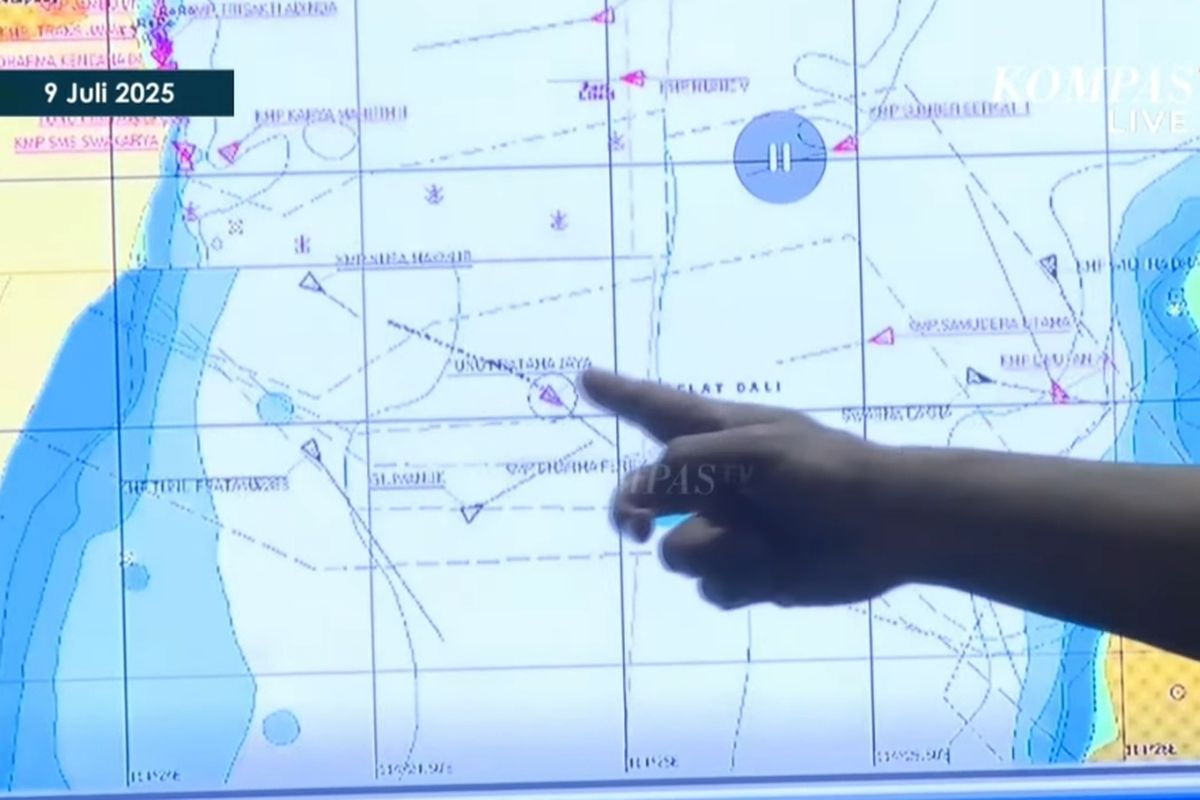 Basarnas menunjukkan titik lokasi kecelakaan kapal berdekatan dengan kabel laut.