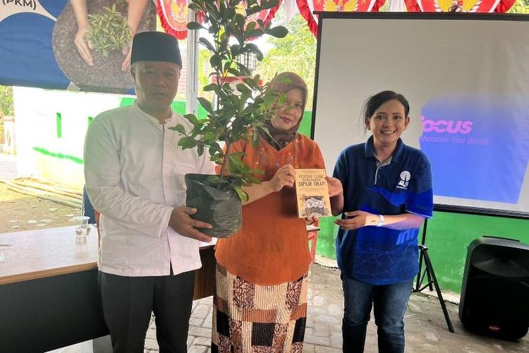 Penyerahan buku hasil penelitian dan PKM kolaborasi antara dosen dan mahasiswa prodi AKP Universitas Terbuka kepada Kepala Desa Panancangan, Lebak, Banten yang diberikan Ketua Prodi AKP Universitas Terbuka.