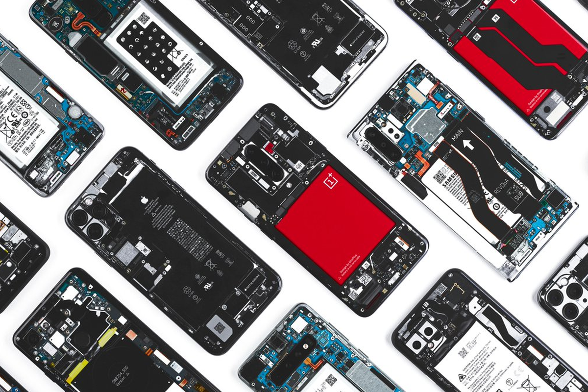 Skin dan casing Teardown milik Dbrand memiliki desain yang menampilkan bagian internal gadget.