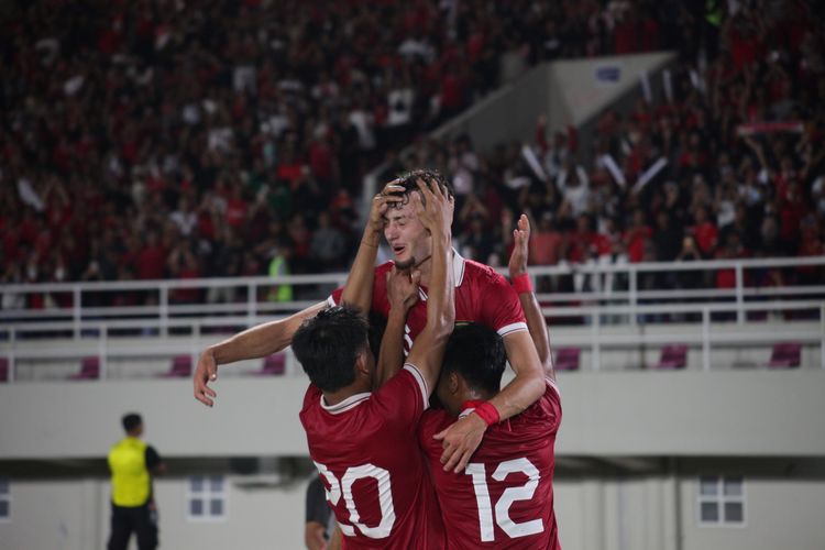 Pemain timnas U23 Indonesia, Ivar Jenner (tengah), merayakan gol ke gawang Turkmenistan pada laga pamungkas Grup K Kualifikasi Piala Asia U23 2024 di Stadion Manahan, Solo, pada Selasa (12/9/2023) malam WIB. Timnas U23 Indonesia menang 2-0 dan lolos ke putaran final Piala Asia U23 2024 di Qatar. Terkini, timnas U23 Indonesia masuk ke Grup A Piala Asia U23 2024.