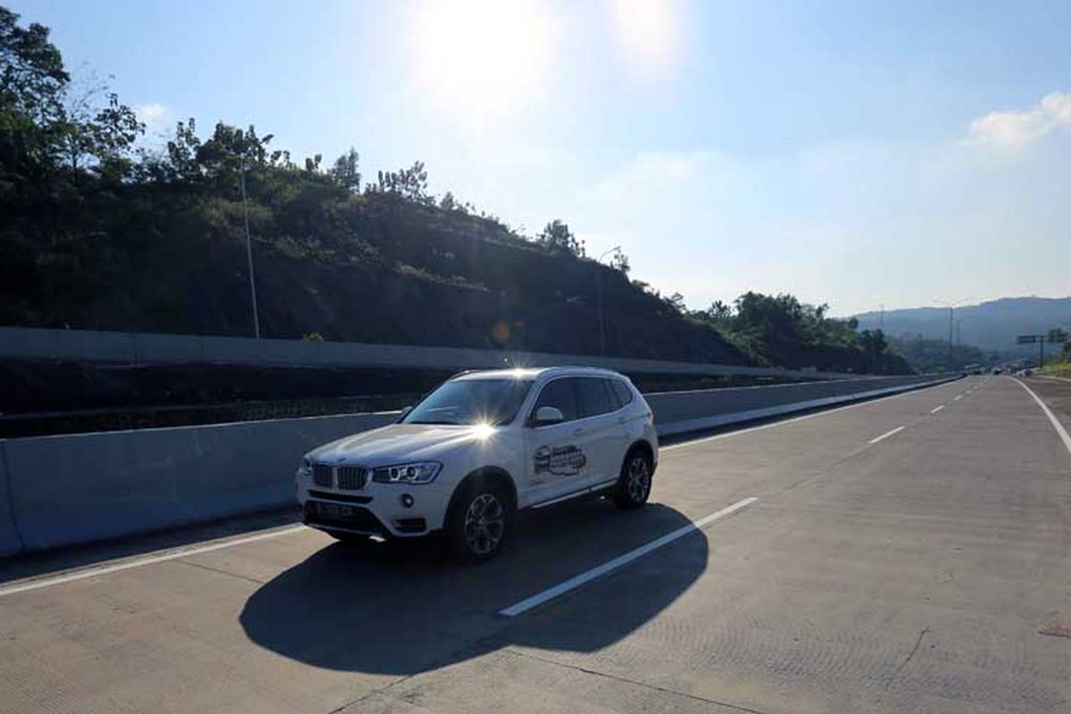 BMW X3 Tim Merapah Trans-Jawa 2017 Kompas.com dan Otomania.com melintas di Jalan Tol Bawen-Salatiga yang akan difungsionalkan pada momen mudik 2017. 