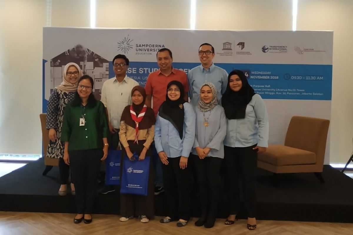 Para pembicara dan perwakilan Sampoerna University dalam diskusi Indonesia: Using Open School Data to Improve Transparency and Accountability di kampus LAvenue Building, Pasar Minggu, Jakarta (14/11/2018).