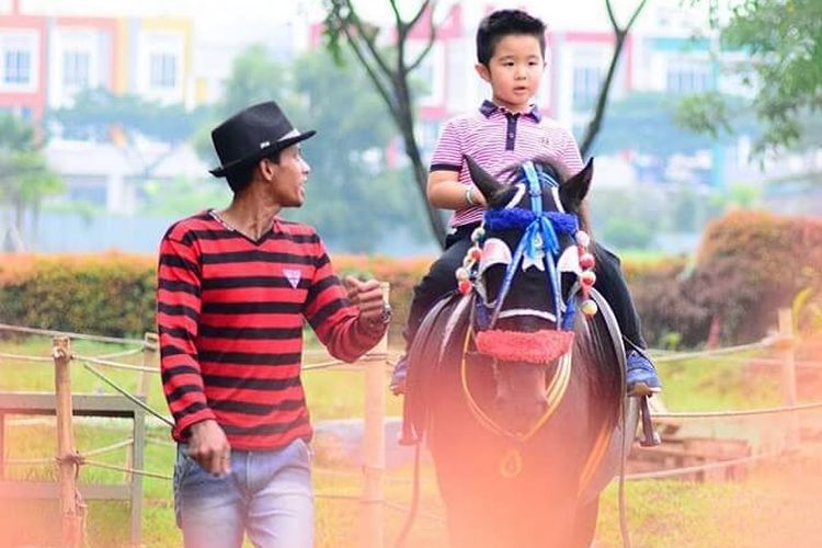 Kegiatan horse riding oleh pengunjung dan pelatih.