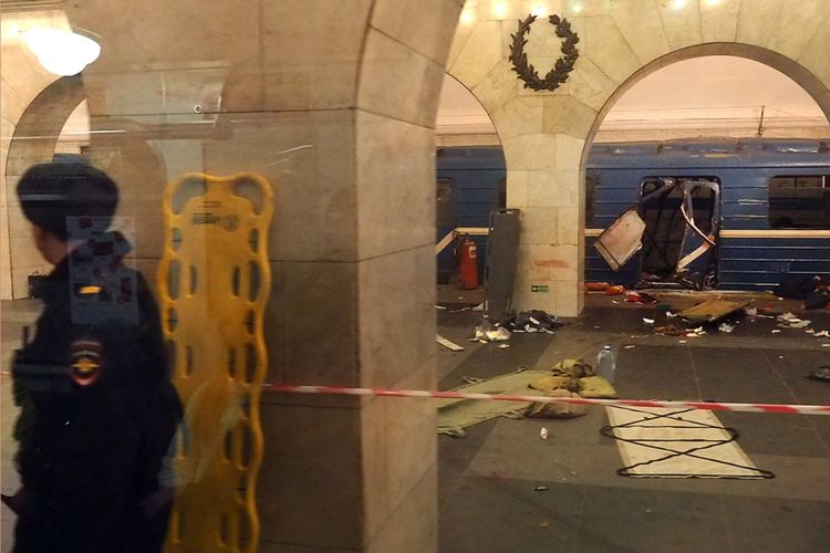 Kondisi kereta yang rusak usai terjadi ledakan di stasiun bawah tanah di Kota St Petersburg, Rusia, Senin (3/4/2017) waktu setempat. Ledakan itu menyebabkan sedikitnya 11 nyawa melayang dan puluhan lainnya mengalami luka-luka.