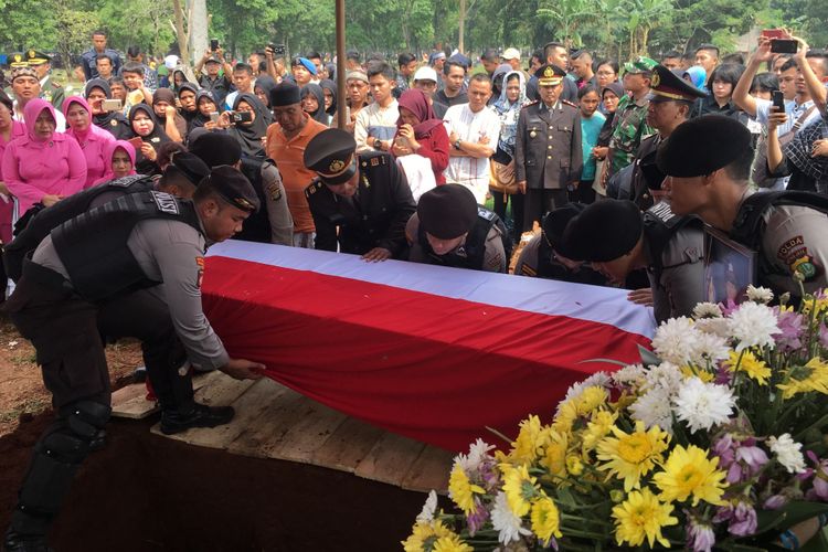 Pemakaman Bripda Taufan Tsunami, anggota polisi yang gugur saat bekerja, korban ledakan di Kampung Melayu, dimakamkan di TPU Pondok Rangon, Jakarta Timur pada Kamis (25/5/2017).