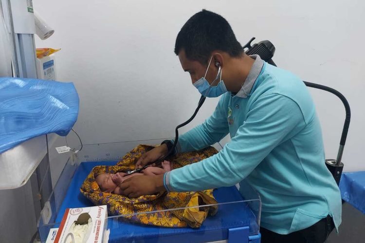 Suasana saat bayi perempuan yang ditemukan di Tengah ladang mendapatkan perawatan medis