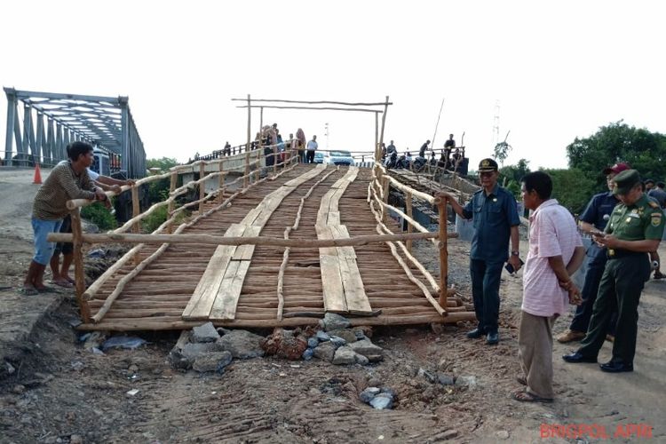 Jembatan darurat yang telah dibangun dan siap dilintasi oleh kendaraan dengan tonase di bawah 4 ton. 
