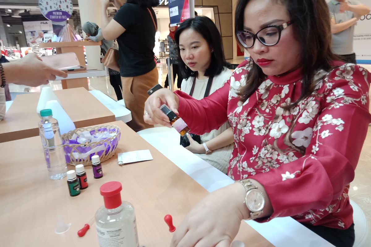 Training Manager Young Living Indonesia, Lysa Evy Leni saat memeragakan do it yourself essential oil. 