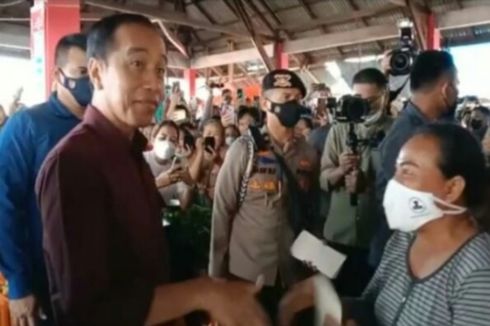 Jokowi Lempar Kaus ke Warga dari Dalam Mobil Saat Kunjungan di Pasar Pinasungkulan Manado