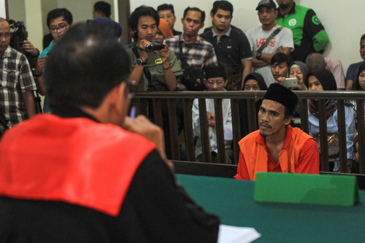 Terdakwa Akbar Al Farizi (34), otak pelaku pembunuhan serta perampokan Sofyan (44) sopir taksi online divonis hukuman mati saat menjalani sidang di Pengadilan Negeri Kelas 1A Palembang, Kamis (13/2/2020).
