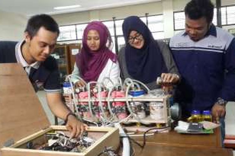 Sejumlah mahasiswa dari Jurusan Teknik Kimia pada Fakultas Tehknik Universitas Brawijaya, Malang, Jawa Timur saat mencoba perangkat pemurnian minyak jelantah yang dibuatnya, Senin (3/10/2016)