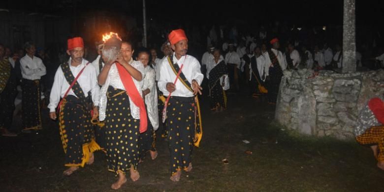 Tempurung kelapa yang sedang menyala diarak keliling Peo yakni sebuah tiang yang dikeliling batu di Kampung Pautola, Kecamatan Keo Tengah, Kabupaten Nagekeo, Pulau Flores, Nusa Tenggara Timur.