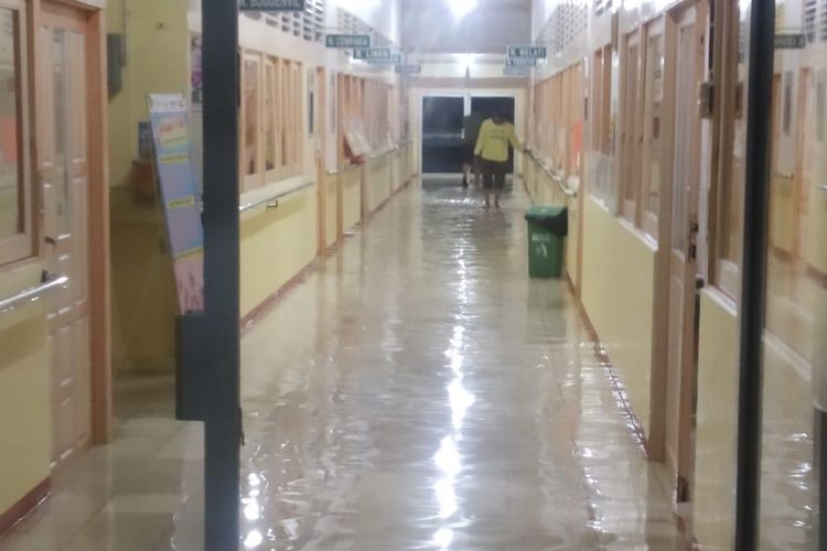 Rumah Sakit (RS) Abdul Azis Kota Singkawang, Kalimantan Barat (Kalbar) kebanjiran. Sebanyak 86 pasien dilaporkan terdampak, namun tak dievakuasi karena pelayanan kesehatan tetap dilakukan.