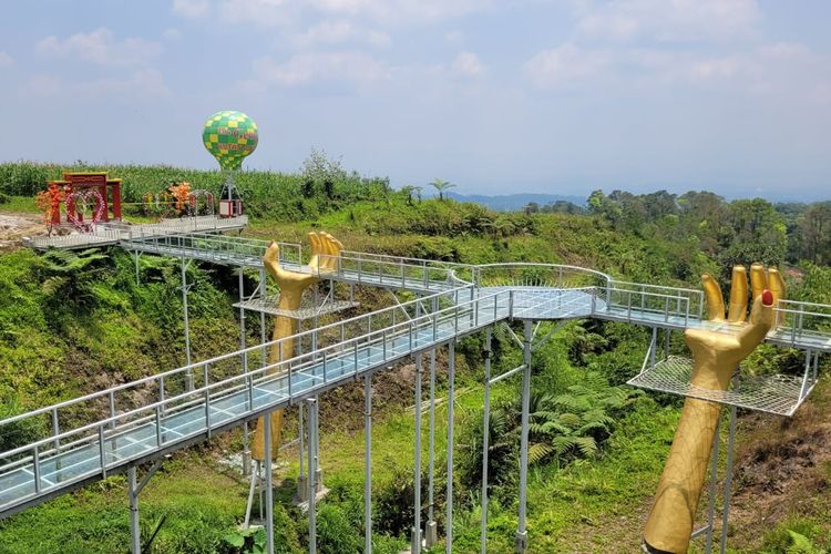 Jembatan kaca The Geong di kompleks Hutan Pinus Limpakuwus, Kabupaten Banyumas, Jawa Tengah, Kamis (26/10/2023).