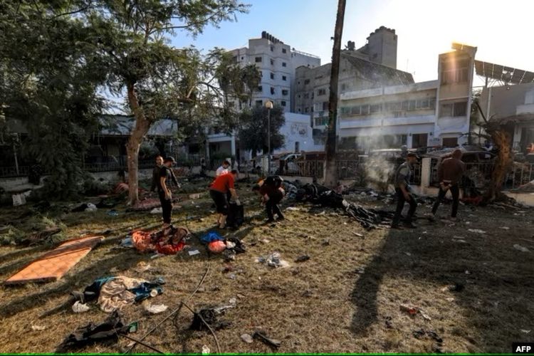 Sejumlah orang memeriksa puing-puing di luar Rumah Sakit Ahli Arab di Gaza usai ledakan hebat yang menewaskan ratusan orang pada malam sebelumnya, Rabu, 18 Oktober 2023.