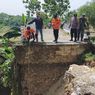Jembatan di Bojonegoro Putus Diterjang Banjir, Akses Jalan Terganggu, Warga Harus Lintasi Blora