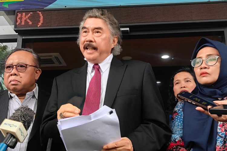 Ketua Tim hukum PDI-P Gayus Lumbuun (tengah) usai mengajukan gugatan untuk KPU di Pengadilan Tata Usaha Negara (PTUN), Cakung, Jakarta Timur, Selasa (2/4/2024).
