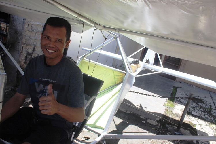 Ujang Elan Kusmana (42) , montir bengkel asal Cianjur, Jawa Barat, bersama pesawat terbang rakitannya jenis ultralight.