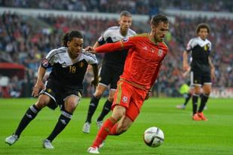 Gelandang Arsenal berkebangsaan Wales, Aaron Ramsey (kanan), dibayang-bayangi oleh pemain Belgia, Jason Denayer, pada laga Grup B Kualifikasi Piala Eropa 2016 di Cardiff, 12 Juni 2015. 