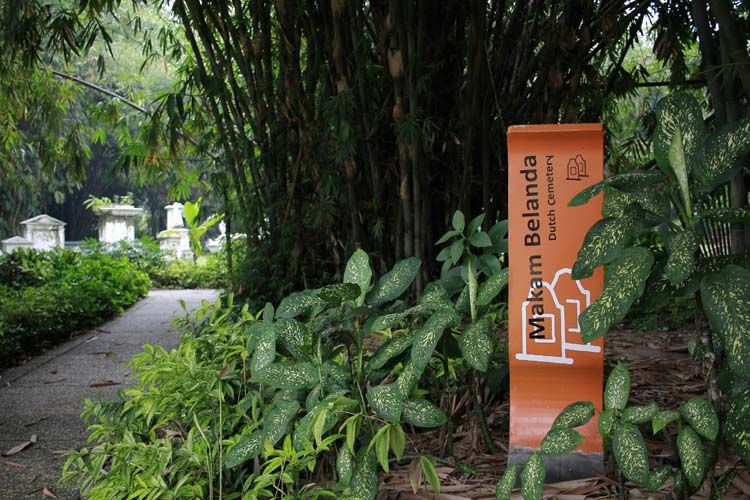 Pemakaman Belanda Kuno di Kebun Raya Bogor.