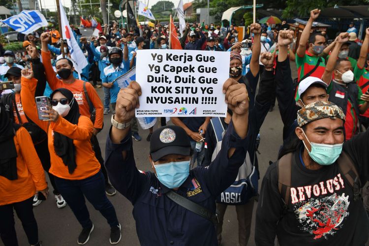 Sejumlah buruh berunjuk rasa di depan Kantor Kementerian Ketenagakerjaan (Kemnaker), Jakarta, Rabu (16/2/2022). Pengunjuk rasa yang tergabung dari sejumlah organisasi buruh tersebut, menuntut pencabutan Permenaker No 2 Tahun 2022 tentang Tata Cara dan Persyaratan Pembayaran Manfaat Jaminan Hari Tua (JHT) dan pengunduran diri Ida Fauziah sebagai Menaker.