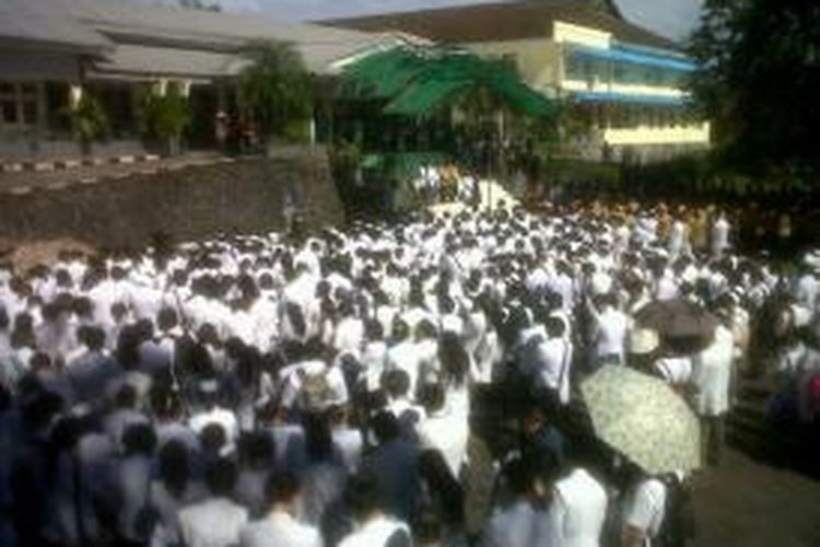 Suasana aksi unjuk rasa seribuan dokter dan paramedis di halaman Rumah Sakit (RS) Prof. Kandouw Malalayang Manado, Rabu (27/11/2013) 