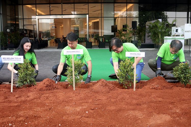 Aeon Indonesia dan Pakuwon Mall Bekasi menggelar acara penanaman pohon pada 19 Oktober 2024 di halaman Pakuwon Mall Bekasi, Jawa Barat.

