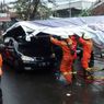 Mobil Ringsek Tertimpa Papan Reklame, Bisakah Klaim Asuransi?