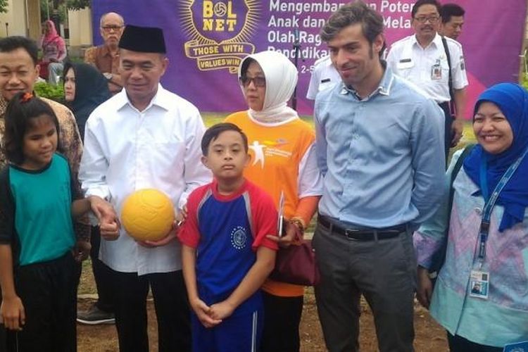 Menteri Pendidikan dan Kebudayaan, Muhadjir Effendy (baju putih) dan Direktur Jenderal Pendidikan Dasar dan Menengah, Hamid Muhammad (kiri) bersama perwakilan UNICEF (kanan) dan FC Barcelona (kedua dari kanan), dalam peresmian penerapan metodologi pendidikan inklusif di Indonesia yang dikembangkan oleh FutbolNet di Sekolah Luar Biasa Pembina Tingkat Nasional, Lebak Bulus, Jakarta Selatan, Rabu (1/2/2017). 