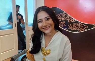 Aktris Prilly Latuconsina saat ditemui di daerah Prapanca Jakarta Selatan, Kamis (15/8/2024).
