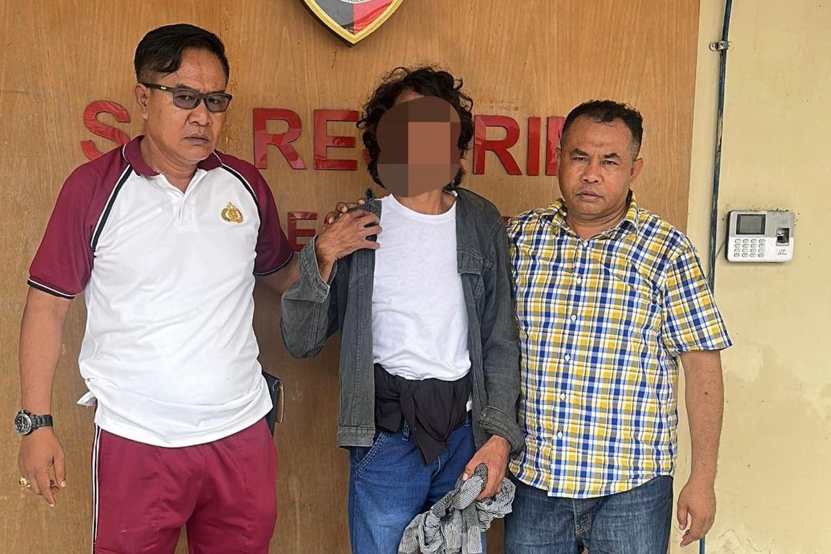 SYA (30), terduga pelaku saat diamankan di Mapolres Dompu, Sabtu (7/6/2025).