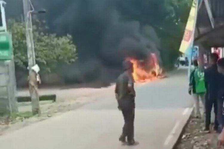 Sebuah mobil grand max dengan nomor polisi B 1087 KOR terbakar di Kampung Pondok Sentul, Keluruahan Ciater, Kecamatan Serpong, Tangerang Selatan,  Selasa (21/1/2020). Diduga terbakarnya mobil tersebut akibat korslet. 