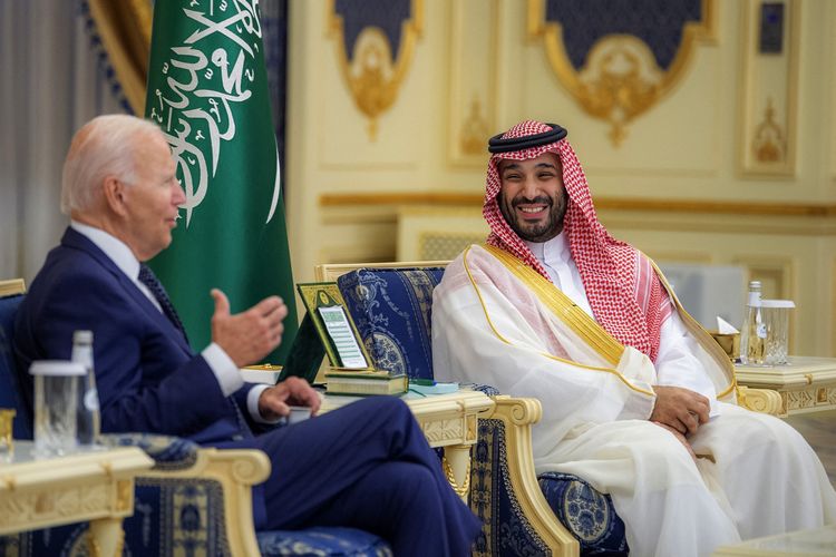 Putra Mahkota Mohammed bin Salman atau Pangeran MBS (kanan) saat bertemu Presiden Amerika Serikat Joe Biden (kiri) di Istana Al Salam, Jeddah, Jumat (15/7/2022). Foto ini dirilis oleh Istana Kerajaan Arab Saudi atau Saudi Royal Palace.
