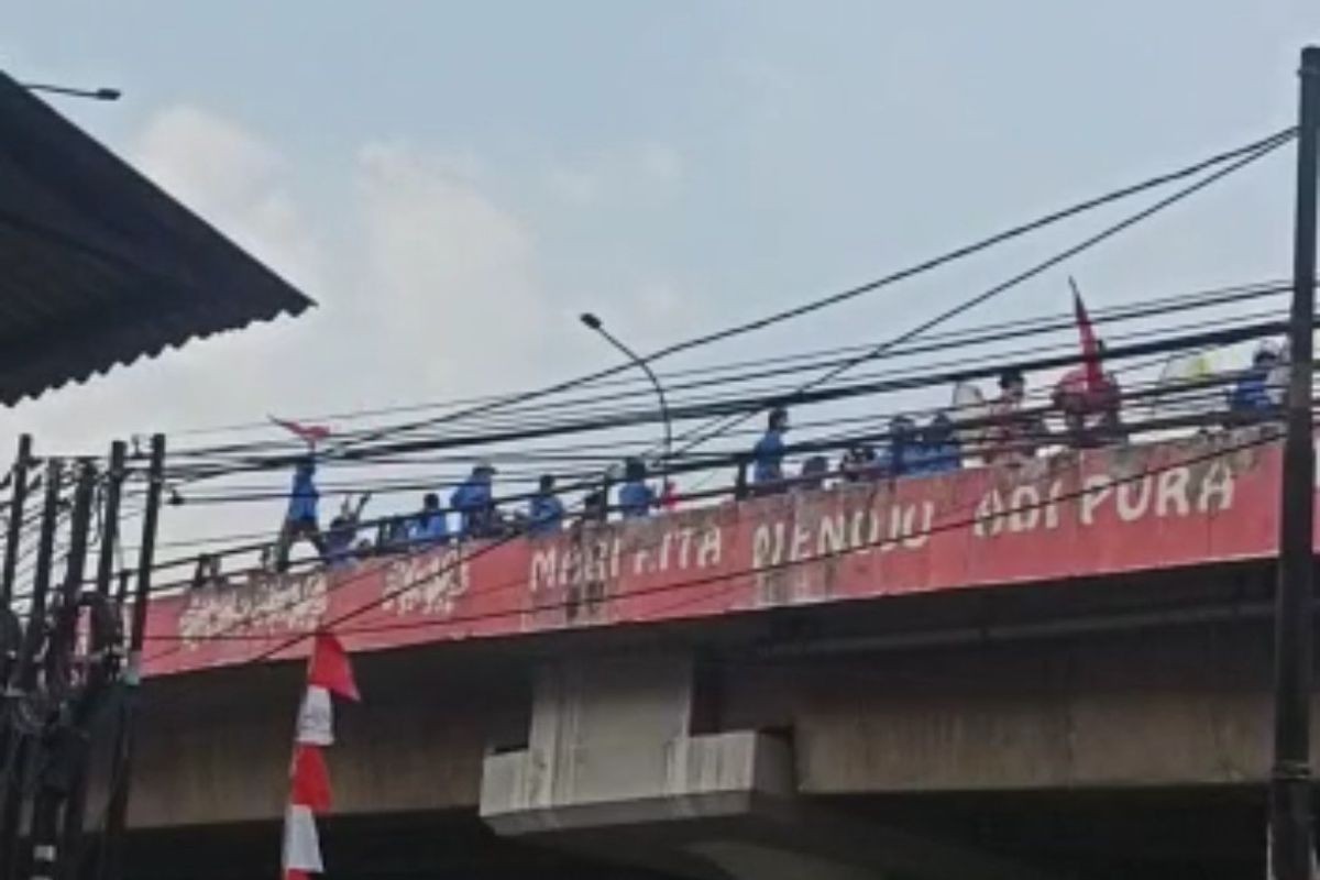 Tangkapan layar video sejumlah mahasiswa berkumpul di atas Flyover Pasar Ciputat, Jalan Raya Jakarta-Bogor, Tangerang Selatan, Kamis (26/8/2021).