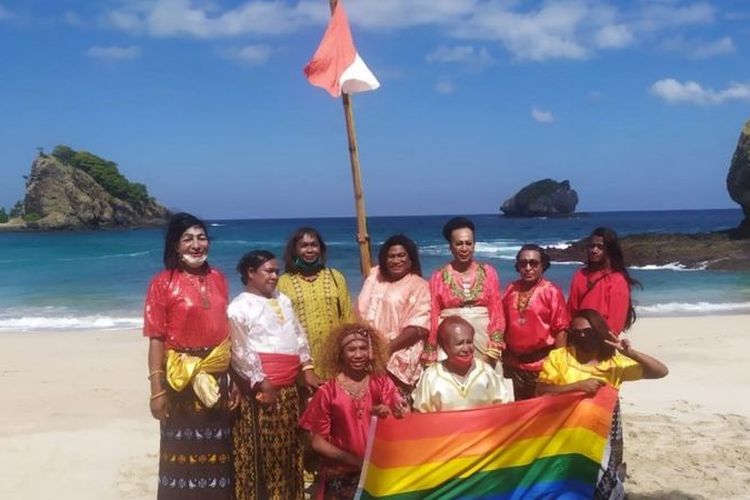 Komunitas transpuan Fajar Sikka mengibarkan bendera di pantai Koka, NTT