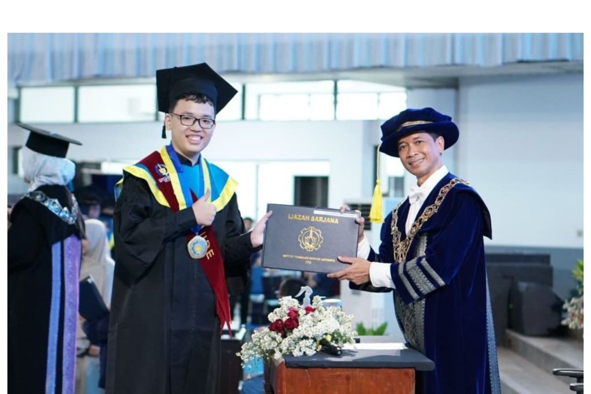 Alexander Weynard Samsico dengan rektor ITS Prof Bambang Pramujati. Wisudawan terbaik ITS yang IPK nya 3,97. 