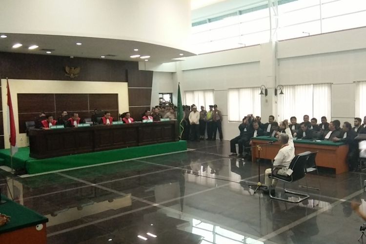 Terdakwa pelanggar UU ITE, Buni Yani saat hadir dalam sidang vonis di Gedung Dinas Perpustakaan dan Kearsipan (Dispusip) Kota Bandung, Jalan Seram, Kota Bandung, Selasa (14/11/2017). 