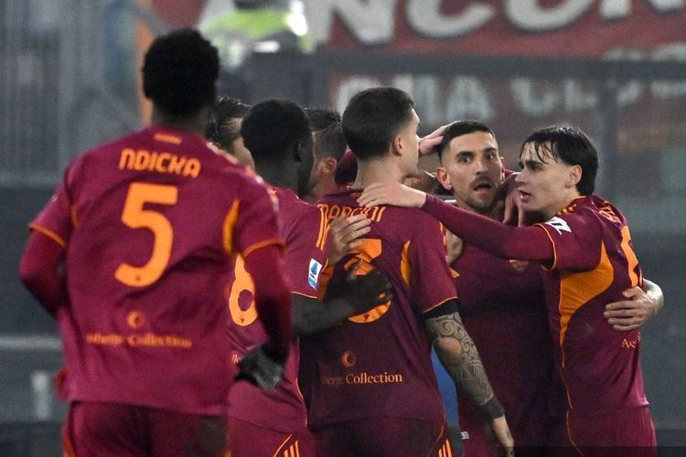Lorenzo Pellegrini merayakan gol dengan rekan satu timnya dalam pertandingan sepak bola Serie A Liga Italia antara AS Roma vs AC Milan di Stadion Olimpico di Roma pada 25 Januari 2026. (Foto oleh Andreas SOLARO / AFP)