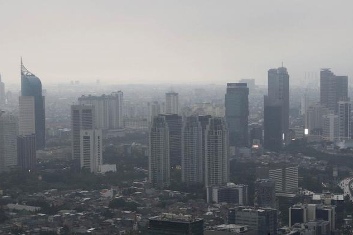 Awan gelap menyelimuti Kota Jakarta di kawasan perkantoran, Jakarta Pusat, Kamis (10/11/2016).