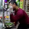 Tirukan Gaya Salt Bae, Penjual Mi di Vietnam Dipanggil Polisi