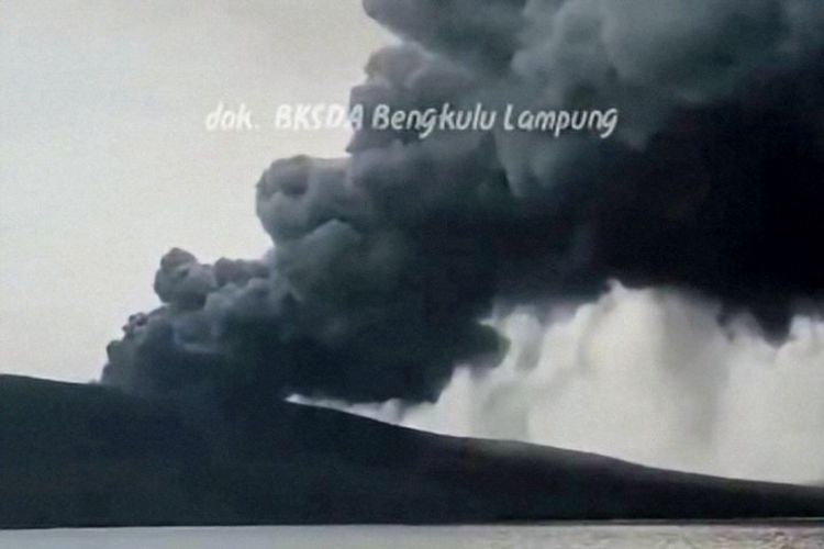 Abu Anak Krakatau Masuk Permukiman, Warga Pulau Sebesi Minta Masker dan Kacamata